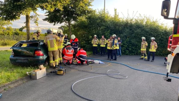 Zusammen mit den ehrenamtlichen Kr&auml;ften des Malteser Hilfdienstes hat die Einheit Kachtenhausen das Vorgehen bei einem Verkehrsunfall ge&uuml;bt. - &copy; Feuerwehr Lage