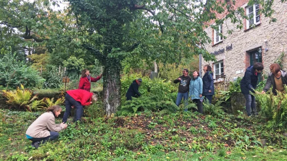 Entdecken die Umwelt: Teilnehmer eines Naturtrainer-Lehrgangs, der vom NABU NRW angeboten wird, sind am Rolfschen Hof. Foto: Susanne Haferbeck - &copy; Susanne Haferbeck
