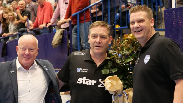 Drehen weiterhin am Rad beim TBV Lemgo Lippe: Die Gesch&auml;ftsf&uuml;hrer Ulrich Kaltenborn (links) und J&ouml;rg Zereike (rechts), die im Mai 2019 den heutigen Bundestrainer Alfred Gislason mit einem Rosenbusch zum Abschied beim THW Kiel &uuml;berraschten. - &copy; J&ouml;rg Hagemann