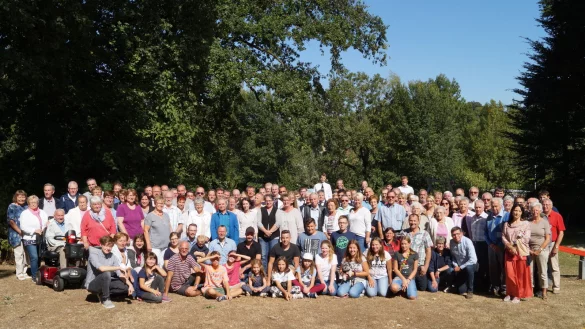 Für Jung und Alt: Mit ihren Veranstaltungen wie dem großen Sommerfest unter den Eichen fördern die Heimatfreunde Naptetal die Dorfgemeinschaft in Billerbeck. Zu den Mitgliedern gesellen sich in der letzten Reihe auch die Musiker des Blasorchesters Billerbeck im Münsterland, die eigens für das Fest ihrer „Namensvettern" angereist sind. - © Jan Christian Pinsch