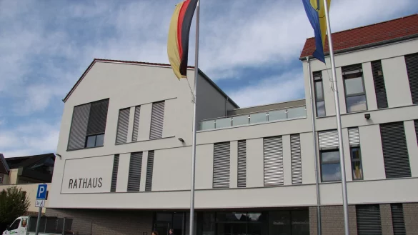 F&uuml;r das neue Rathaus wird ein neuer B&uuml;rgermeister gesucht. Zur Wahl am 26. Mai haben sich bislang f&uuml;nf Kandidaten aufgestellen lassen. - &copy; Wolfgang Becker