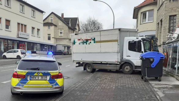 Der Lkw ist in ein Schaufenster gefahren, die Polizei sichert die Lage vor Ort. - &copy; Janet K&ouml;nig