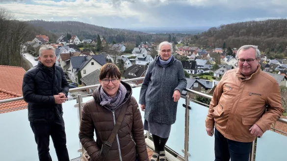Oerlinghausen Marketing liefert neue Ansichten, denn &uuml;ber den K&ouml;pfen der Gruppe ist eine Kamera installiert. Bei der ersten Besichtigung waren Georg Hemkendreis (v. l.), Tanja Feg, Jutta Murschall und Stefan G&uuml;ttler dabei. - &copy; Horst Biere