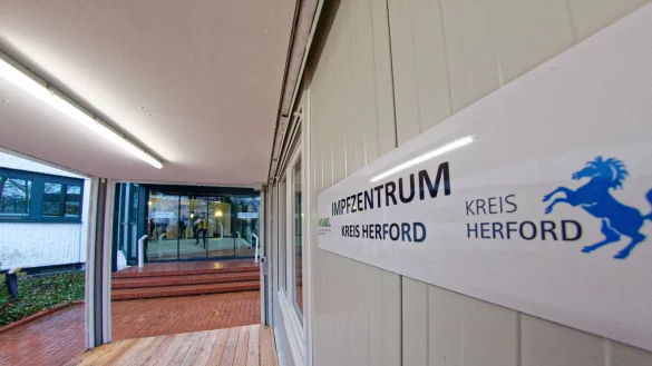 Der Frau ging es nach ihrem Termin im Impfzentrum des Kreises Herford auf einmal schlecht. - © Andreas Sundermeier