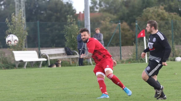 Florian Perner nimmt Ma&szlig; und trifft mit diesem Schuiss zum 3:2 f&uuml;r den TuS RW Grastrup-Retzen. - &copy; Oliver K&ouml;nig