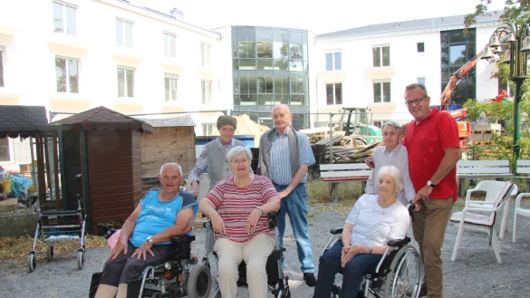 Der Neubau beschäftigt sie: (von links) die Bewohner Günter Lenz, Antonida Frelke, Else Sander, Klaus Brüggemann, Christa Pahlke, Inge Steffen und Heimleiter Harm-Hendrik Möller. - © Wolfgang Becker