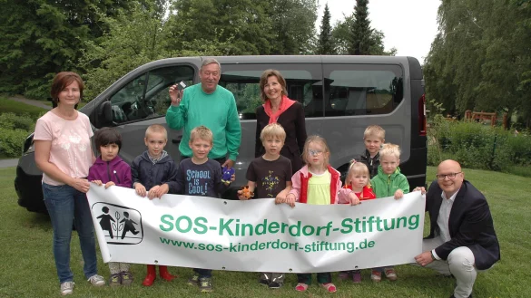 Christoph Biemann mit Vertretern und Bewohnern des SOS-Kinderdorfs Lippe. - © Foto: Brinkmeier