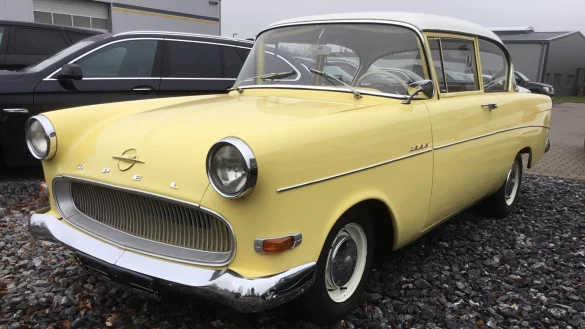Baujahr 1961: Der Opel P1200 wurde von Udo Rothbauer auf dem Hänger ins Rheinland überführt. Dort fährt ihn ein 80-Jähriger Mann, der genau dieses Modell nach dem Erwerb des Führerscheins fuhr. - © Axel Bürger(LZ)