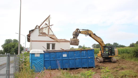 Der Abbruchbagger ist am Werk. Das leerstehende Haus am Entruper Weg an der Zufahrt zum Rewe-Parkplatz muss weichen. - &copy; Jens Rademacher