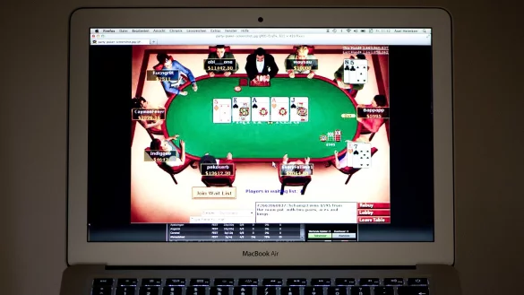 Online-Poker: Auch das ist hierzulande verboten. Auf dem privaten Notebook können Spieler schnell viel Geld verzocken. - © DPA