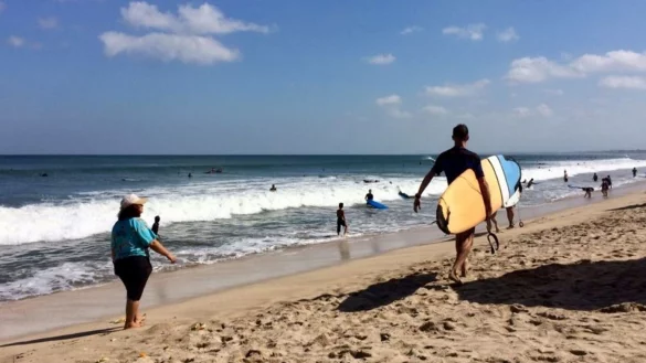 Surfer auf Bali - &copy; Foto: Carola Frentzen/dpa