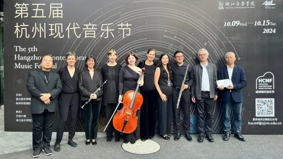 Das Ensemble Horizonte ließ sich zum Tourneeauftakt mit Festivalleiter Deqing Wen (rechts) ablichten. - © Ensemble Horizonte