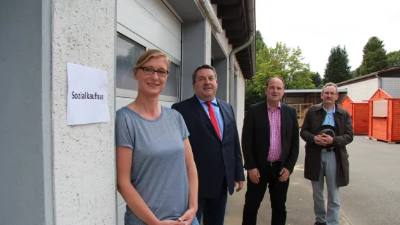 Freuen sich auf den Start: (von links) Stefanie Tacke, sozialp&auml;dagogische Leiterin der Euwatec-Einrichtung in Blomberg, Landrat Dr. Axel Lehmann, Blombergs K&auml;mmerer Christoph Dolle sowie Euwatec-Gesch&auml;ftsf&uuml;hrer Hermann Ritter. - &copy; Seda Hagemann
