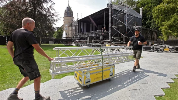 Die Bühne vor dem Schloss ist schon fast fertig: Aber bevor das Sommerkonzert der Landesregierung am Freitagabend beginnen kann, ist doch noch viel Feinarbeit zu erledigen. Hier schieben Ralf Fischer (links) und Michael Eve von der hannoverschen Firma „Sparboom Rigging" Gitterturm-Elemente herbei. - © Bernhard Preuß