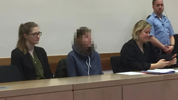 Verteidigerin Stephanie Risse (rechts) und ihre Kollegin Sabrina Kruse (links) mit der 32-j&auml;hrigen Mandantin.&nbsp; - &copy; Erol Kamisli