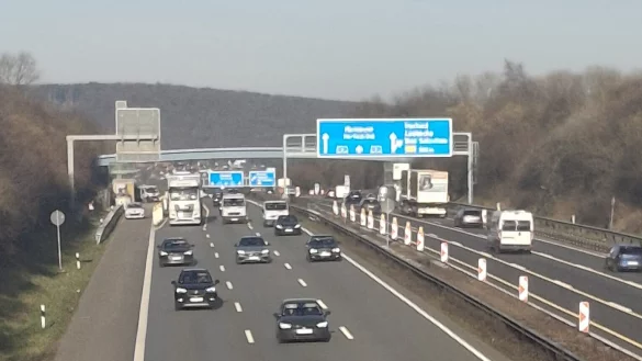 Die wieder eingehängte "Schnapsbrücke" von der Ahmser Straße aus gesehen: Statt in Grün präsentiert sie jetzt in Hellblau. - © Katrin Klei