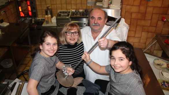 Den Spie&szlig; umdrehen und f&uuml;r (Un-)Ruhestand sorgen: Dimitra und Melina freuen (vorne von links) freuen sich auf mehr Zeit mit Oma und Opa. - &copy; Judith Stracke