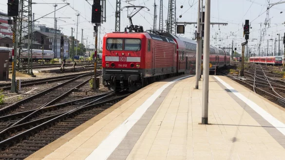 Auch wenn es wieder etwas k&uuml;hler ist, m&uuml;ssen Bahnreisende weiter mit Komplikationen rechnen.&nbsp; - &copy; picture alliance/imageBROKER