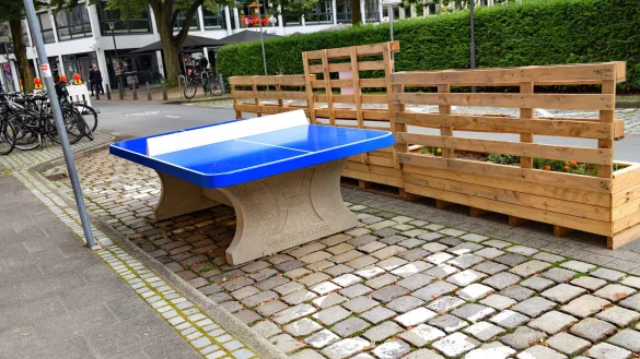 Sport statt Parkplatz: Der Altst&auml;dter Kirchplatz wurde zum &bdquo;erlebnis.raum" gemacht, auf ehemaligen Parkpl&auml;tzen wurden Tischtennisplatten und Kicker-Tische aufgestellt. - &copy; Barbara Franke