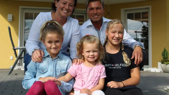 Gl&uuml;ckliche Familie: Lydia und Andreas Epp mit ihren drei M&auml;dels Maya, Alessia und Mia (von links). - &copy; Sandra Castrup