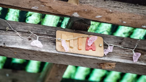 Ein Schild an dem Gebäude auf dem Campingplatz Eichwald. Hier lebte ein Pflegekind beim mutmaßlichen Täter. - © dpa