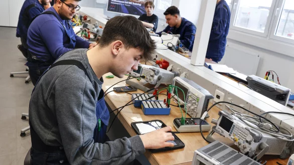 Ausbildungen in technischen Berufen sind weiterhin gefragt. - &copy; picture alliance / Jochen Eckel
