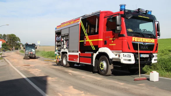 Die Feuerwehr und der Bauhof waren auf der Heidenschen Stra&szlig;e im Einsatz, um die Stra&szlig;e von ausgelaufenem Hydraulik&ouml;l zu befreien. - &copy; Nadine Uphoff