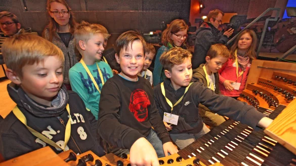 Prof. Tomasz Nowak, der an der Hochschule Orgel lehrt, hatte sich gemeinsam mit drei Studierenden Zeit genommen, um den Teilnehmern die &bdquo;Die K&ouml;nigin der Instrumente" vorzustellen. - &copy; Vera Gerstendorf-Welle