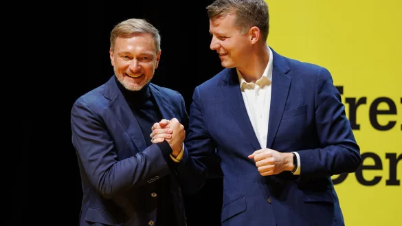NRW-FDP-Chef Henning Höne (rechts) an der Seite von FDP-Parteichef Christian Lindnder. - © Friso Gentsch/dpa