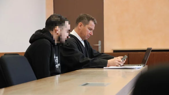Verteidiger Torsten Gieseke k&uuml;ndigt am Ende des f&uuml;nften Prozesstages an, das psychiatrische Gutachten nicht hinnehmen zu wollen. Sein angeklagter Mandant (30) soll einen anderen Menschen bei einem Suizidversuch in L&uuml;gde
get&ouml;ten haben. - &copy; Janet K&ouml;nig