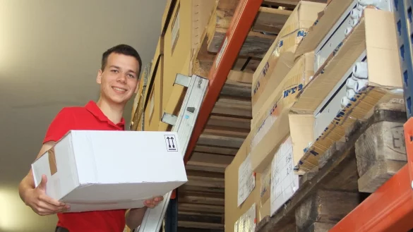 Der neue Mann zwischen den Regalen und Schr&auml;nken, in denen mehr als 5000 verschiedene Teile lagern, hei&szlig;t Ole Nickeleit. - &copy; Axel B&uuml;rger