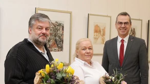 Schieder-Schwalenbergs neue Schiedspersonen: Stellvertretene Schiedsperson Kai Eikermann (von links), Birgitt Höhn und Schieder-Schwalenbergs Bürgermeister Jörg Bierwirth. Bürgermeister Bierwirth begrüßte beide im Amt und überreichte selbst gepflückte Blumen aus dem eigenen Garten. - © Kyrill von Matuschka