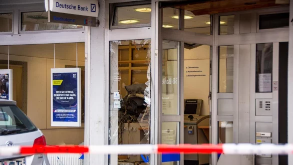 Geldautomatensprenger haben in der Horner Mittelstraße eine Spur der Verwüstung hinterlassen. Ziel der mutmaßlichen Täter war eine SB-Filiale der Deutschen Bank. - © Raphael Bartling