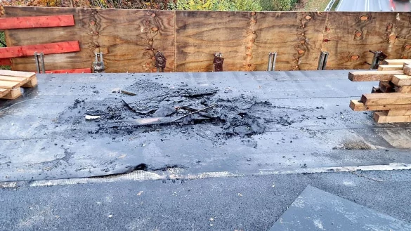 Nach einer Brandstiftung müssen an der Baustelle für die neue Brücke der Mastbruchstraße über die B1 bei Paderborn Arbeiten erneut durchgeführt werden. - © Straßen NRW