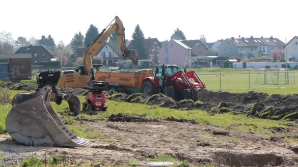 Die Bagger sind am ehemaligen Engl&auml;nder-Sportplatz am Vogelsang im Einsatz &ndash; Vorbereitungen f&uuml;r den Neubau der Astrid-Lindgren-Schule. - &copy; Carolin Brokmann-F&ouml;rster