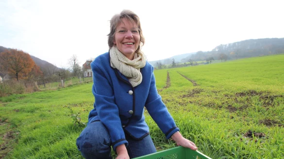 Viel Arbeit, viel Freude: Maren Kaschka, Vorsitzende des Langenholzhauser Vereins &bdquo;Der Dorfacker", baut ihr Gem&uuml;se auf dem Acker &bdquo;um die Ecke" an. - &copy; Archivfoto: Jens Rademacher