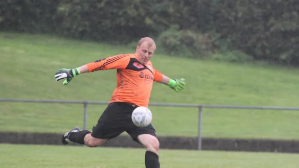 Kann weit abschlagen: Andre Newger, Torwart des TuS L&uuml;denhausen, beim &bdquo;Regenspiel" in Bentorf. - &copy; Sebastian Lucas