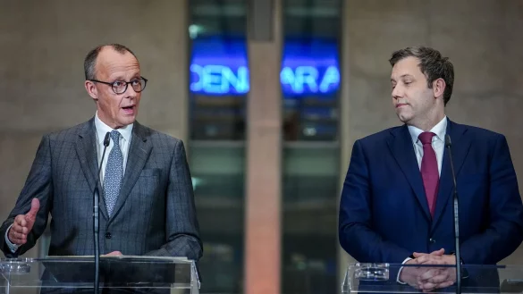 Friedrich Merz (CDU) und Lars Klingbeil (SPD) wollen mit ihren Parteien in Koalitionsverhandlungen eintreten. - © Kay Nietfeld/dpa