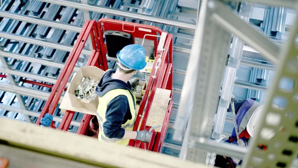 Im Herbst 2023 hatte die Firma Dresselhaus am Standort Herford ein neues, aufwendig modernisiertes Logistikzentrum er&ouml;ffnet. Das Foto zeigt Arbeiten am automatisierten Beh&auml;lter-Shuttle-Regal. - &copy; Joseph Dresselhaus GmbH & Co. KG