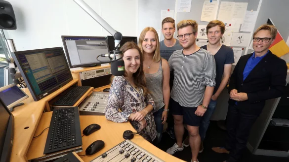 Sind mit Begeisterung dabei: (v.l.) Janine Strehlau, Annika Hurlbrink, Timo Peitsch, Philipp Fleiter, Alexander Hollenhorst und Radio-G&uuml;tersloh-Chefredakteur Carsten Scho&szlig;meier in dem G&uuml;tersloher Studio, von dem aus Radio deinfm sendet. - &copy; Patrick Menzel