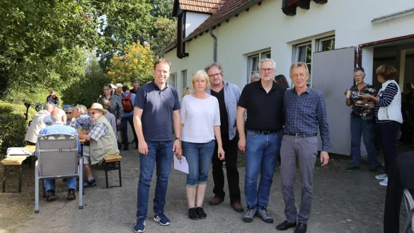 Streitbare Straßenbaugegner: (von links) Thomas Hattermann, Renate Wedegärtner, Markus Krüger, Thomas Möller und Volker Schubach vom Vorstand der Initiative informierten die Besucher beim Fest über den Stand der B 239-Ausbaupläne. - © Alina Hetland