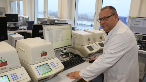 Prof. Dr. Carsten Tiemann kann im Labor Krone auf die neuste Testtechnik zur&uuml;ckgreifen, um Corona-Varianten zu detektieren. - &copy; Sandra Castrup