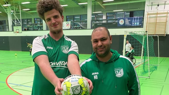 Mario Leifeld, Stürmer der Inklusionsmannschaft des TuS Eichholz-Remmighausen (links), mit Turnierdirektor Mohamed Ben Ayed. - © Sebastian Lucas