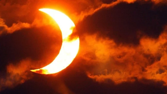 Sonnenfinsternis: Schiebt sich der Mond vor die Sonne am 20. M&auml;rz, senkt
das abrupt die Leistung von Photovoltaikanlagen. Die starke Schwankung 
im Stromnetz k&ouml;nnte im schlimmsten Fall einen Blackout verursachen. - &copy; DPA