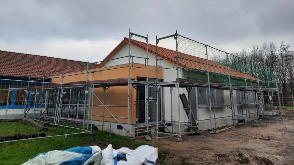 Derzeit ist die Baufirma mit dem Trockenausbau des 120 Quadratmeter gro&szlig;en Anbaus besch&auml;ftigt. Ende Februar soll der Betreuungsraum bezugsfertig sein. 
 - &copy; Michaela Wei&szlig;e