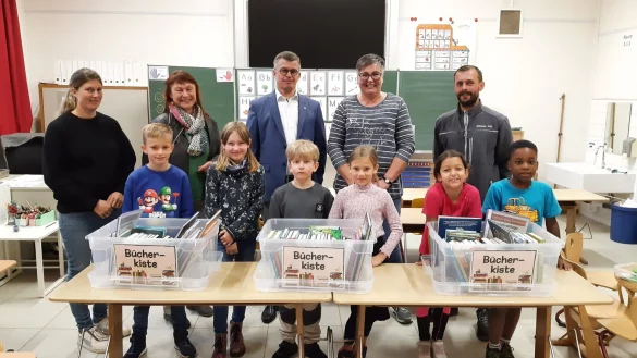 Gemeinsam freuen sich (hintere Reihe von links) Eva-Lotta Gottschlich, Margarete Wi&szlig;mann, Michael Biermann, Silke Schwanke und Paul Hertel mit (vordere Reihe von links) Henry, Stina, Maxim, Hannah, Tabea und Vincent &uuml;ber die neuen B&uuml;cher. - &copy; rw-system