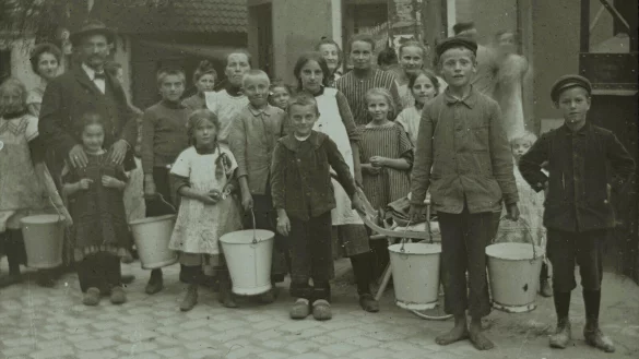 Oerlinghauser Kinder um 1911. Das frühe Bild aus der Gemeinde zeigt die Gruppe an der Dorfpumpe am Ende der Hauptstraße, dort wo die Niedernstraße rechts abbiegt. - © Repros: Horst Biere / Quelle: Stadtarchiv