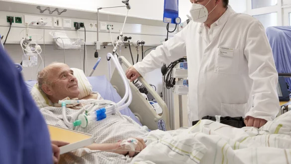 Endlich wieder selbstständig atmen, das ist das Ziel der Patienten auf der Weaning-Station in Lemgo. Chefarzt Dr. Maik Brandes und seinem Team liegt viel daran, Selbstbestimmtheit so schnell wie möglich wieder herzzustellen. Ein Zugang durch die Luftröhre erleichtert das. - © Klinikum Lippe