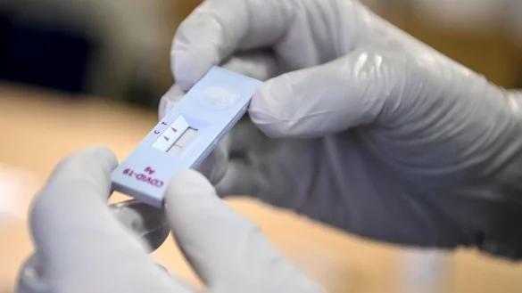 Corona-Schnelltest - &copy; Foto: Britta Pedersen/dpa-Zentralbild/dpa