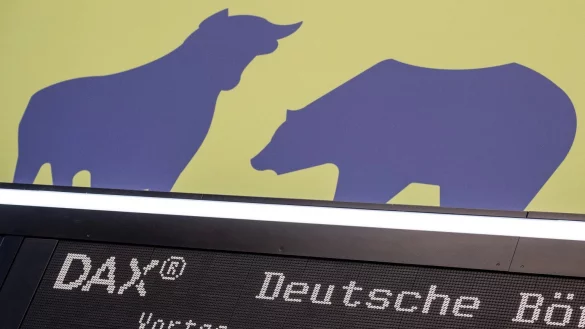 Bulle und B&auml;r in Frankfurt - &copy; Foto: Boris Roessler/dpa